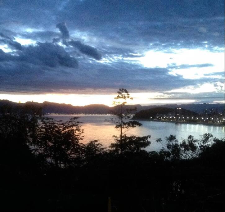 Por De Sol No Mar Da Cama Caraguatatuba Exterior foto